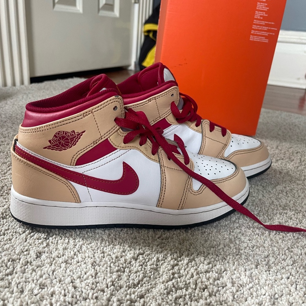 Air Jordan 1 Mid "Light Curry" sneakers